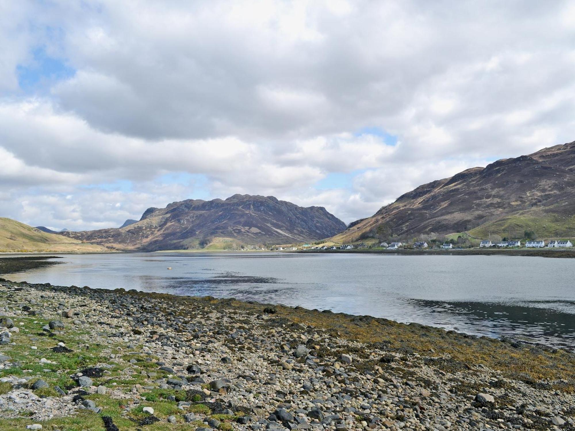 Loch Shore Cottage Dornie Exterior photo